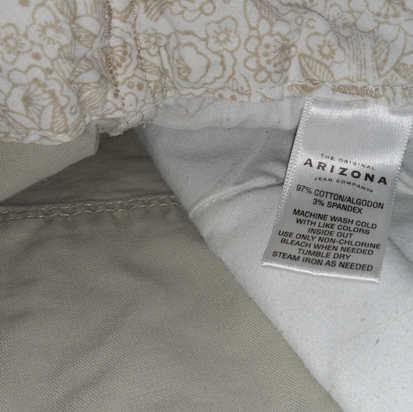 Arizona EUC Cream Khaki 2.5" Inseam Shorts JRs 17 - Picture 7 of 12